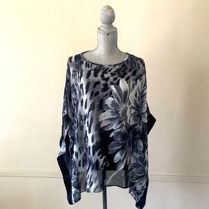 CATALOG FAVORITES 🖤BLACK & WHITE🤍 ANIMAL PRINT AND DAISIES SHEER TOP 🌟EUC🌟